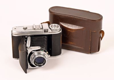 un étui en cuir marron contenant un appareil photo et un étui en cuir marron