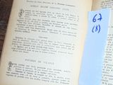 une feuille de papier posée sur un livre ouvert, sur une table
