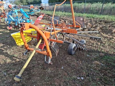 un tracteur équipé d'une charrue dans un champ