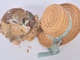 un chapeau de paille orné d'un ruban bleu et un chapeau de paille orné d'un ruban bleu