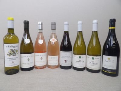 plusieurs bouteilles de vin sont alignées sur une table
