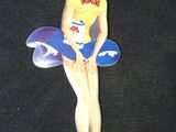une photo d'une pin-up représentant une femme avec un frisbee