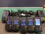 beaucoup de téléphones portables qui traînent par terre