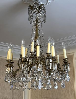 un lustre suspendu au plafond d'une pièce