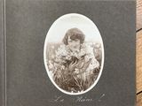 une vieille photo d'une femme tenant un bouquet de fleurs