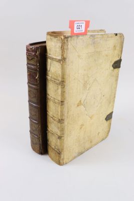 un livre ouvert sur une surface blanche