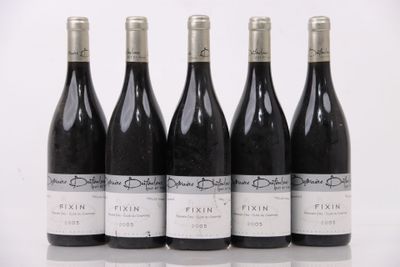 six bouteilles de vin sont alignées sur une table