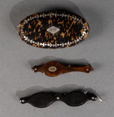 trois types différents d'accessoires pour cheveux sur un fond gris