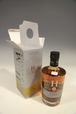 une bouteille de whisky vide posée à côté d'un carton sur une table