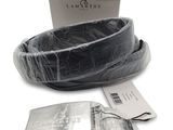 la ceinture est emballée dans du plastique et prête à être utilisée comme ceinture