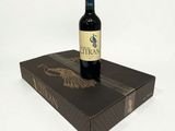 une bouteille de vin posée sur une boîte