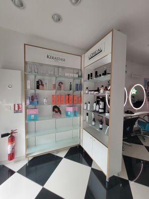 une photo d'un salon avec un sol en damier
