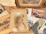 beaucoup de vieilles photos sur une table avec de vieux livres