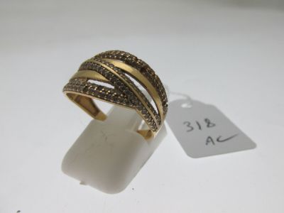 gros plan d'une bague sur une surface blanche avec une étiquette de prix