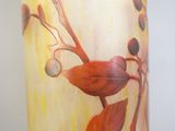 un gros plan d'un vase orné d'une peinture
