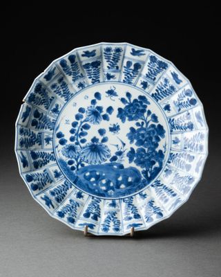 une assiette bleue et blanche ornée de fleurs et d'oiseaux