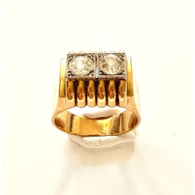 une image d'une bague en or et en diamant sur une surface blanche
