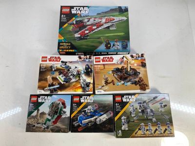 Plusieurs véhicules Lego Star Wars sont exposés dans une vitrine.