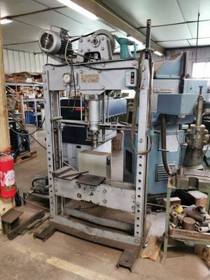 une machine qui se trouve à l'intérieur d'un bâtiment