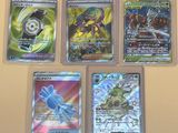 Plusieurs types de cartes Pokémon sont disposés sur une table.