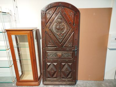 Porte en bois sculpté et teinté, de format cintré, à décor a…