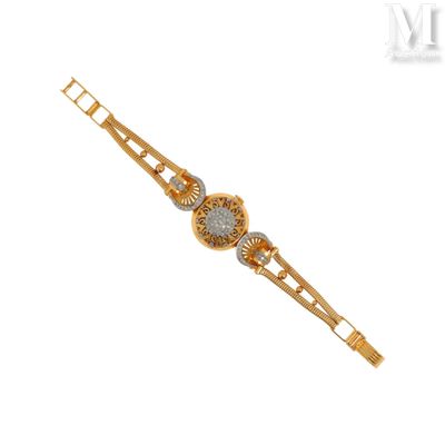 un gros plan d'un bracelet en or orné d'un motif floral