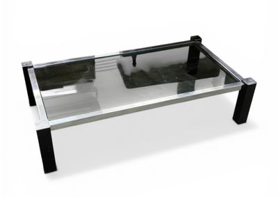 table basse en verre avec des pieds noirs et un plateau en verre