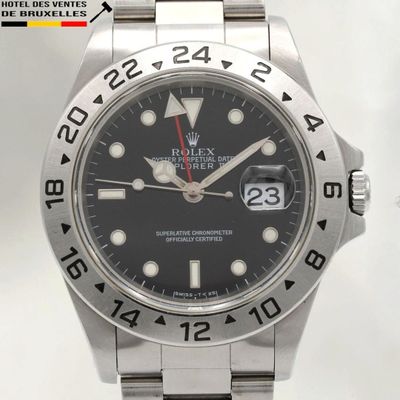 une montre Rolex avec un cadran noir et un bracelet