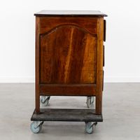 Commode à quatre tiroirs, en bois de fruitier ou en noyer et… (photo 5)