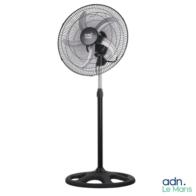 gros plan d'un ventilateur sur un support sur fond blanc