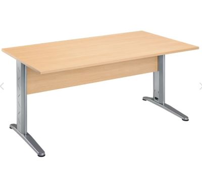 Bureau droit, couleur hêtre, piètement métal, dimensions : 1…