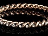 un bracelet en or et diamants sur fond noir