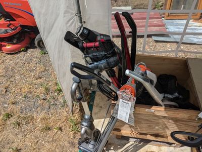 un vélo rangé dans une caisse en bois