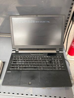 un ordinateur portable posé sur une table en métal