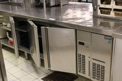 un comptoir en acier inoxydable dans une cuisine commerciale