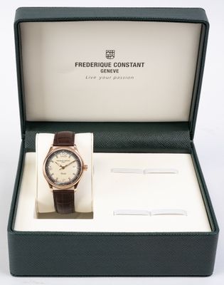 l'image d'une montre dans une boîte sur une surface blanche
