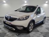 une photo d'une voiture blanche garée dans un garage