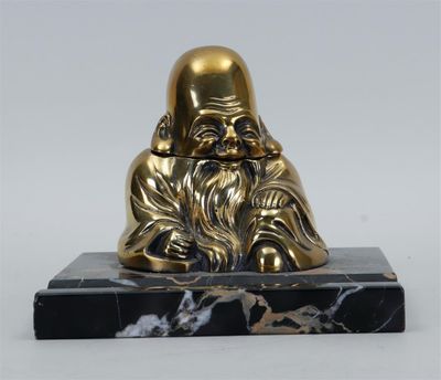 une image représentant une statue d'un homme barbu posée sur un socle en marbre