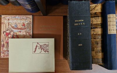 plusieurs livres placés sur une étagère les uns à côté des autres