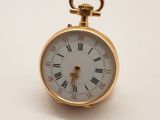 une montre de poche en or avec des chiffres romains sur le cadran