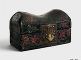 une petite boîte noire ornée d'un motif floral