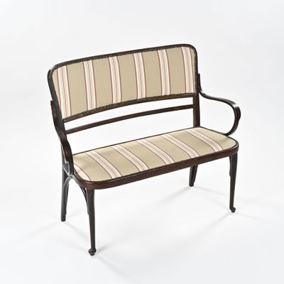 une image représentant un banc dont l'assise est recouverte d'un tissu rayé