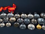 un tas de clochettes argentées et un ruban rouge
