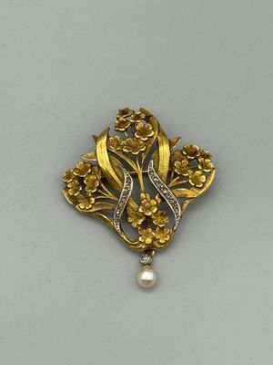 Gros plan sur une broche contenant une perle