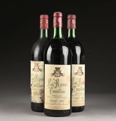 trois bouteilles de vin posées sur une table l'une à côté de l'autre
