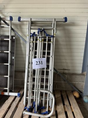 un chariot sur lequel est accrochée une pancarte, dans une pièce