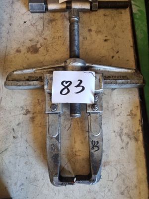 une photo montrant deux pinces posées sur une table