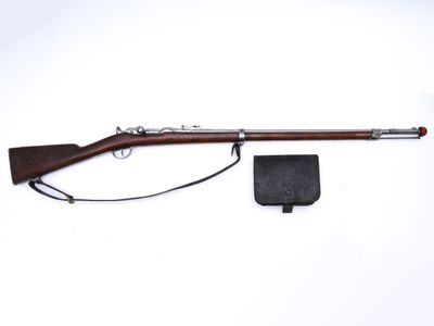 un fusil avec un canon en bois et un étui en métal