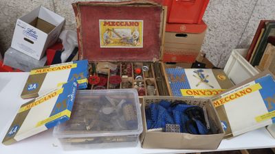de nombreuses boîtes d'objets assortis posées sur une table