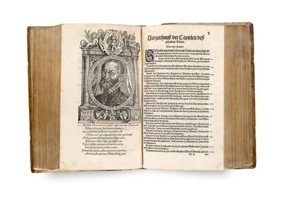un vieux livre sur lequel figure l'image d'un homme portant une couronne